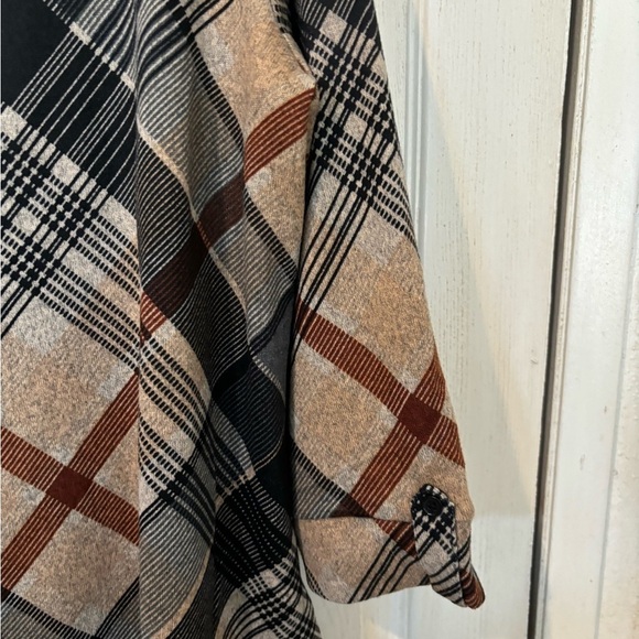 By Design NWT Plaid Soft Knit Blouse With Mid Length Roll Tab Sleeves - Picture 4 of 7